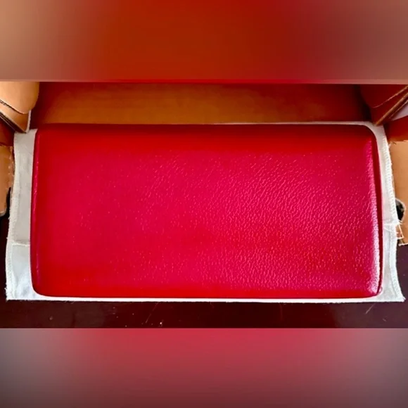 Never used in Box Louis Vuitton Lockme Long Wallet
M61277 - Picture 15 of 15